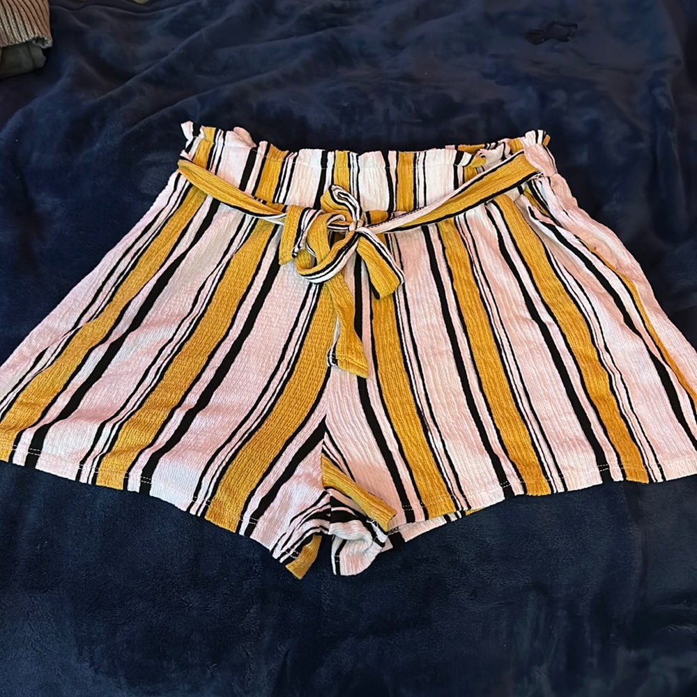 beach shorts with a bow that can either be worn in the front or back. size L